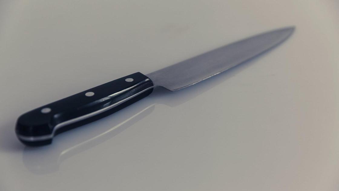 Кухонный нож лежит на столе
