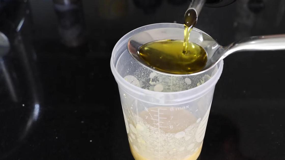 В пластиковый шейкер добавляют оливковое масло
