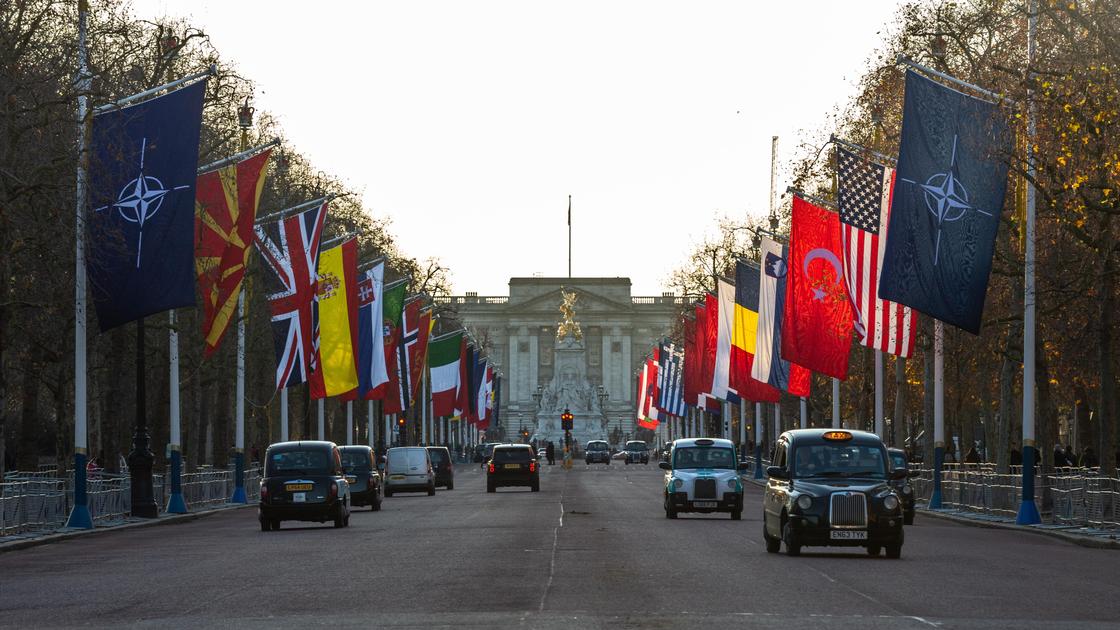 Флаги стран-участниц НАТО