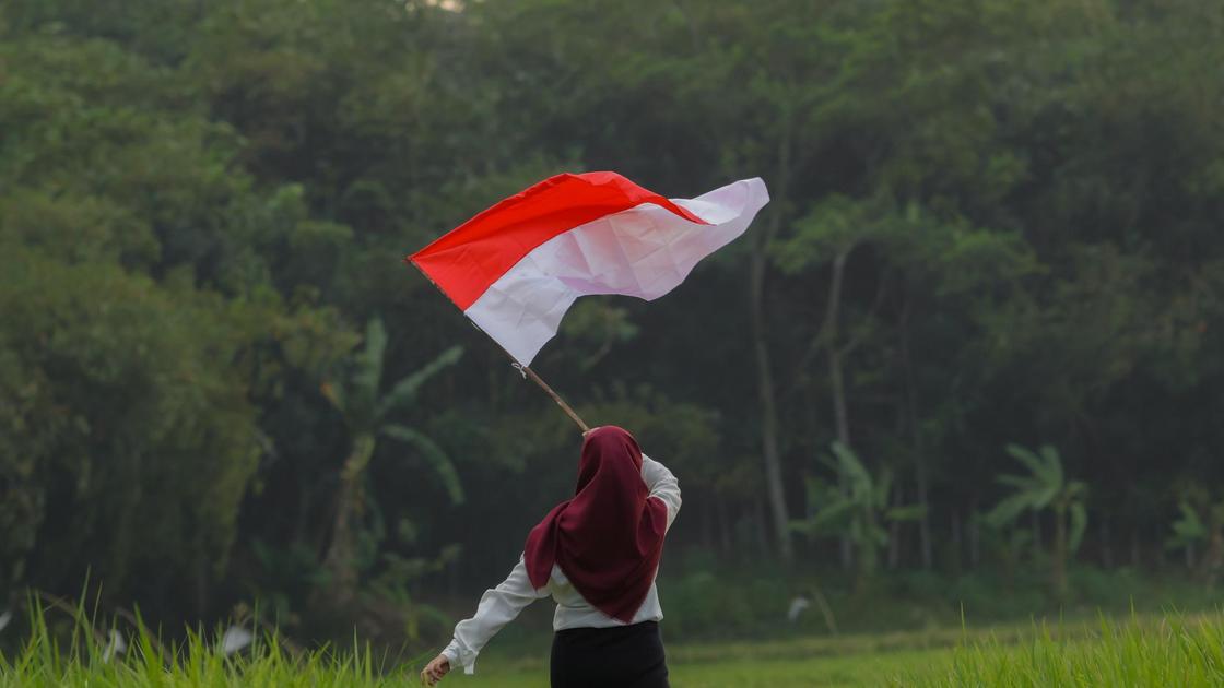 Девушка с флагом Индонезии