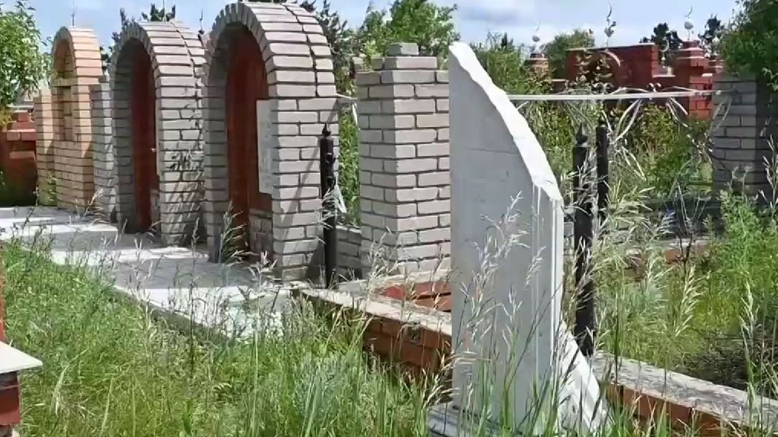 Разбитая надгробная плита