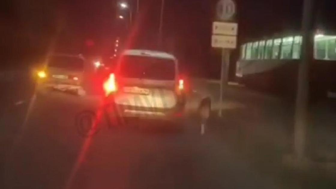 Машина едет с привязанной к ней собакой в Павлодаре