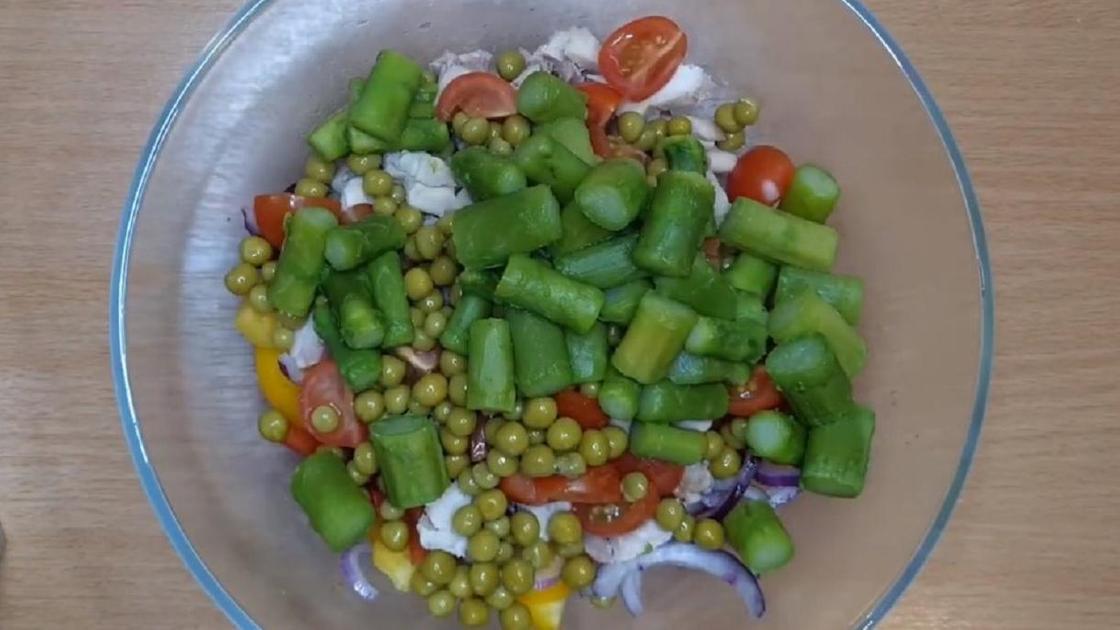 Спаржа и зеленый горошек в салате