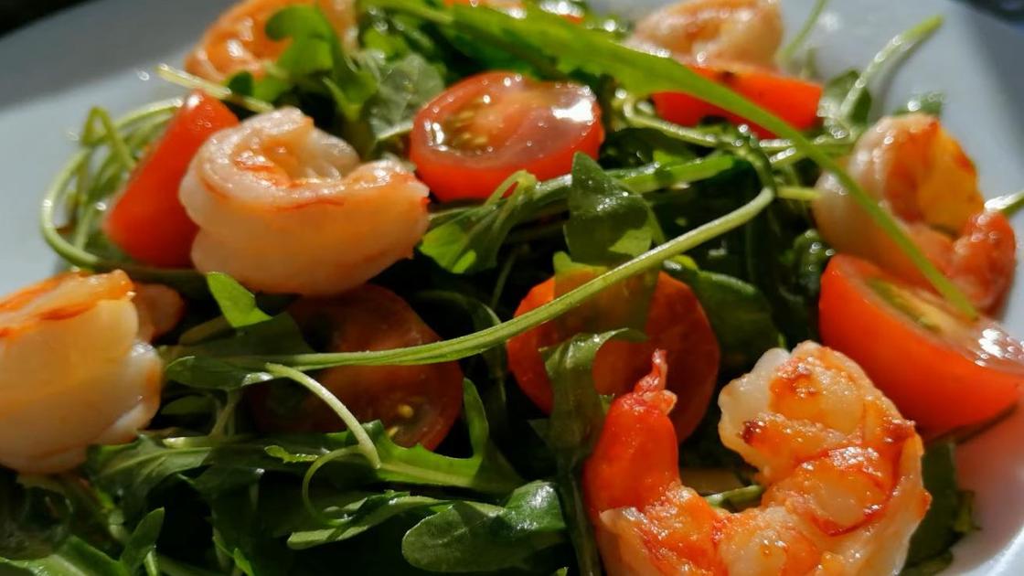 Салат с рукколой, помидорами, креветками и сыром — рецепт с фото пошагово