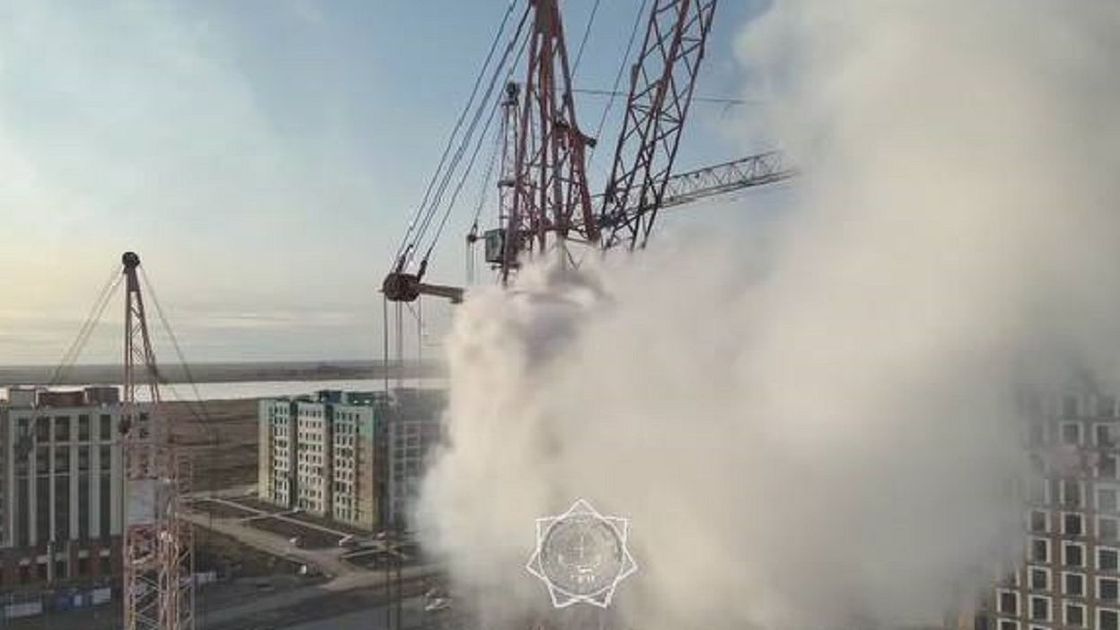 Кабина башенного крана горит в Астане