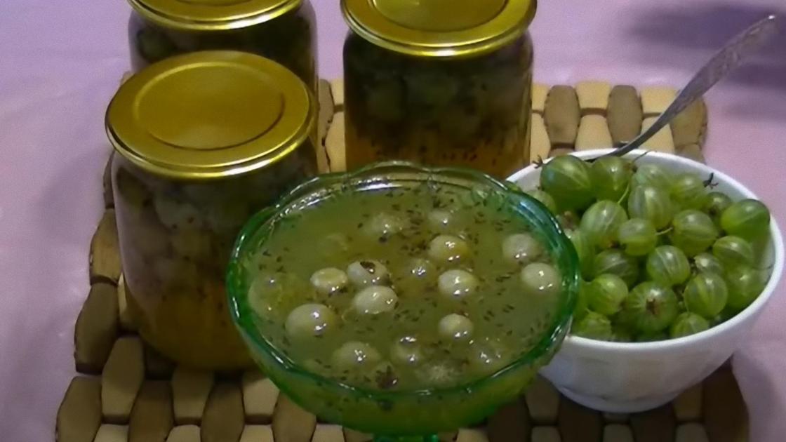 Варенье из крыжовника в банках и в креманке Варенье из крыжовника в банках и в креманке