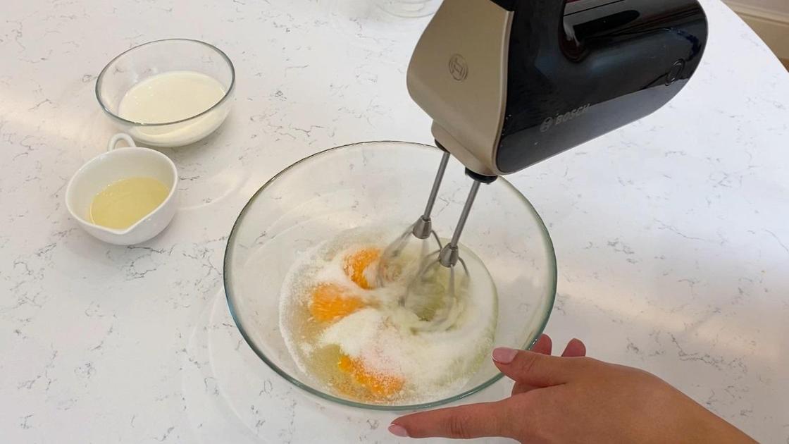 Перемешивание яйца и сахара