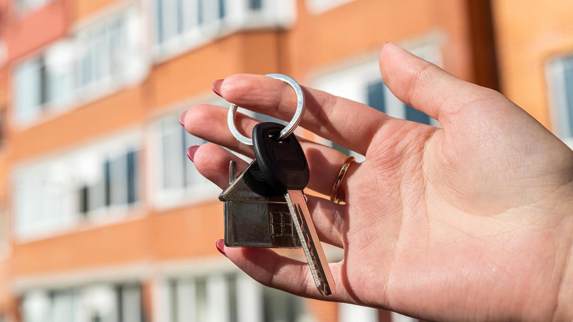 Ключи от квартиры на фоне дома