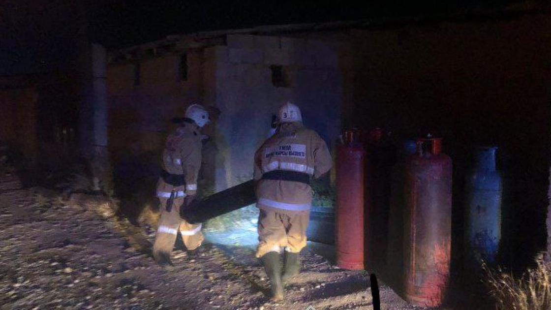 Пожарные выносят баллоны с места пожара