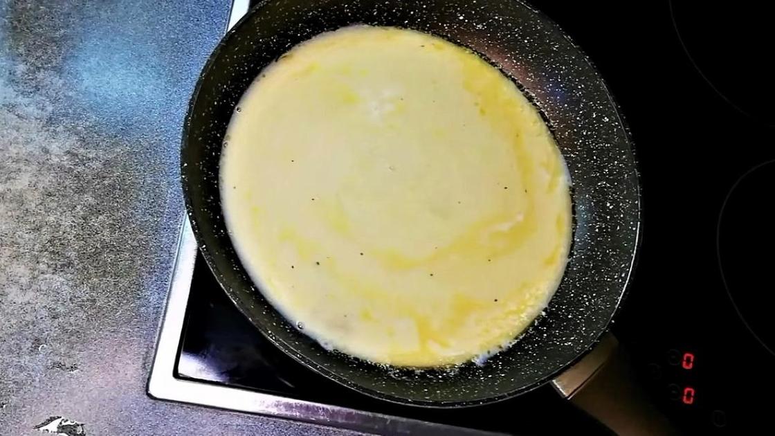 Взбитые яйца вылиты на сковороду