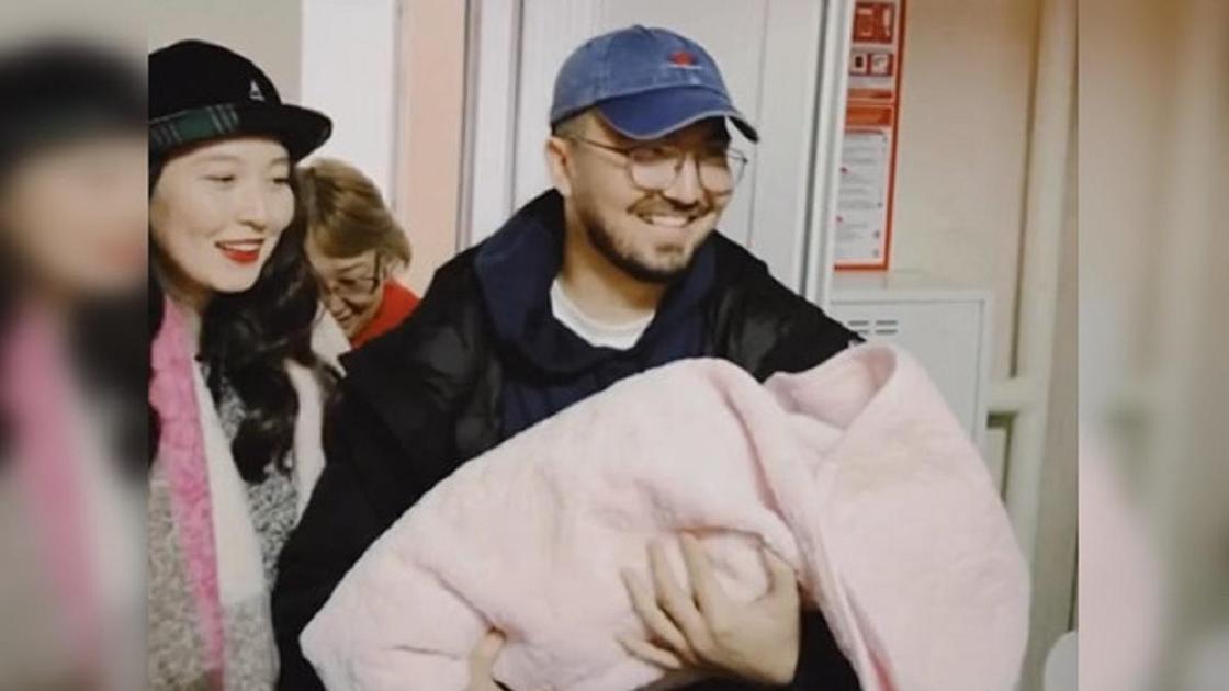 Куаныш Бейсеков с женой и новорожденной дочерью