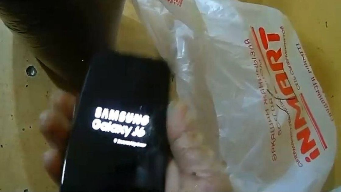 Телефон спрятали в чае