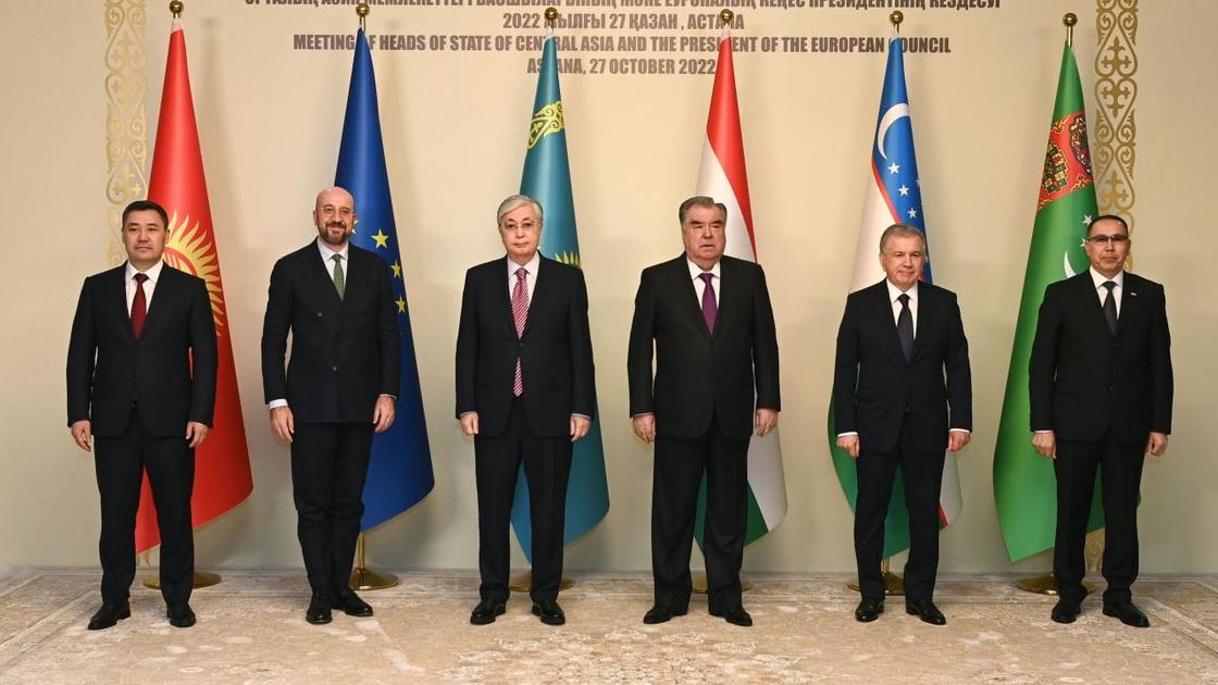 Совместное фото участников встречи глав государств Центральной Азии и президента Европейского Совета