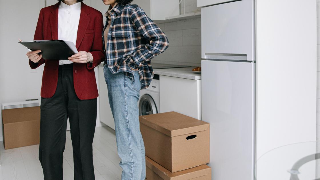 Покупатель осматривает квартиру.