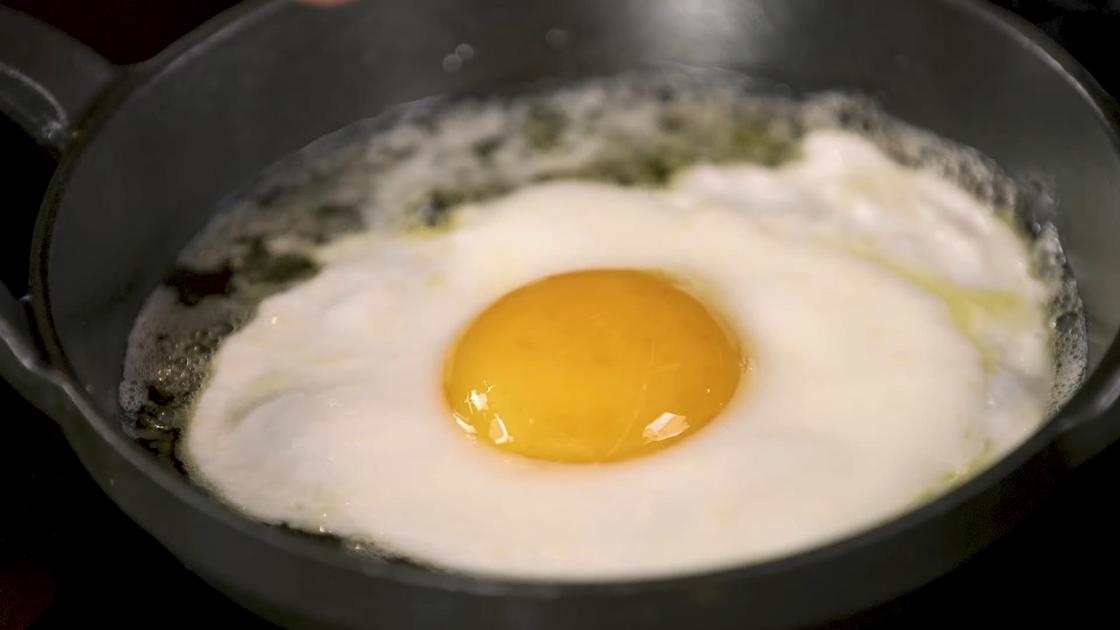 Яйцо на сковороде: белок прожарился, а желток остается жидким внутри