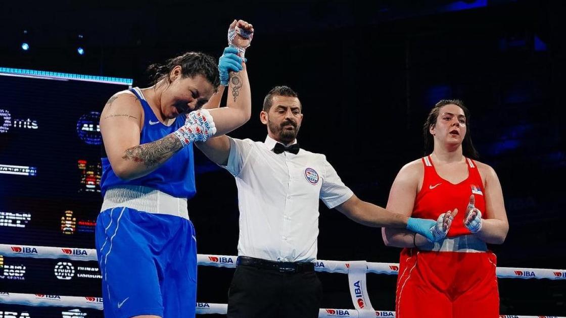 Ельдана Талипова (в синем)