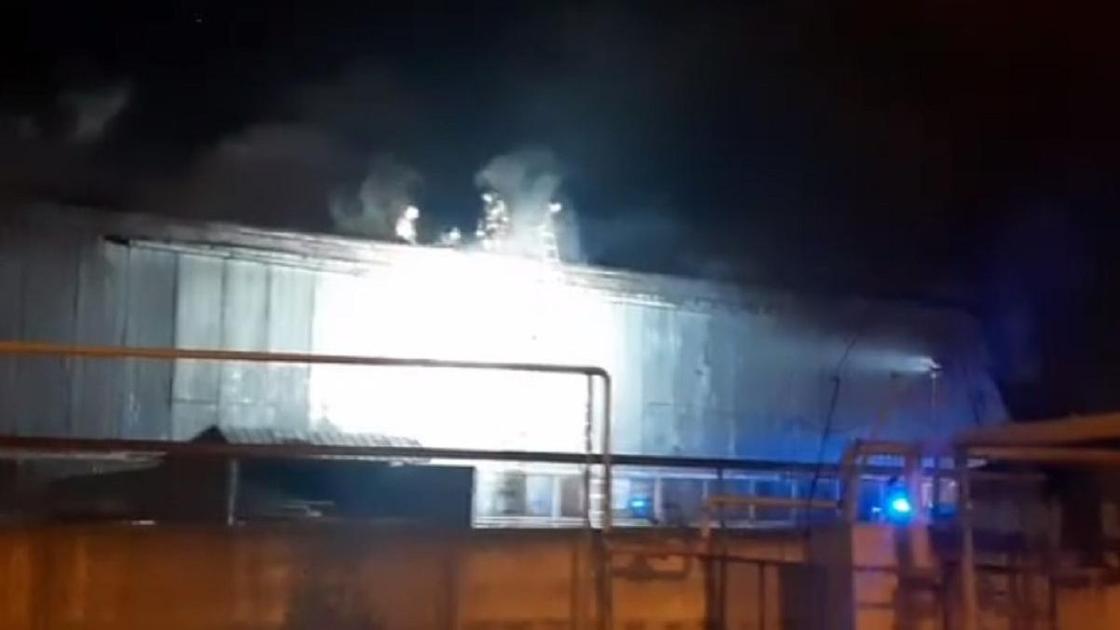 Пожарные на крыше загоревшегося цеха