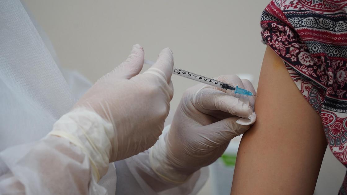 Медсестра ставит вакцину