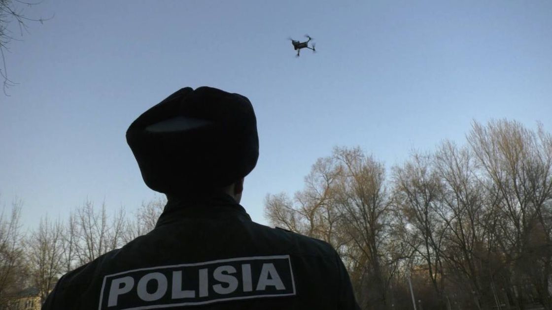 Полицейский управляет дроном