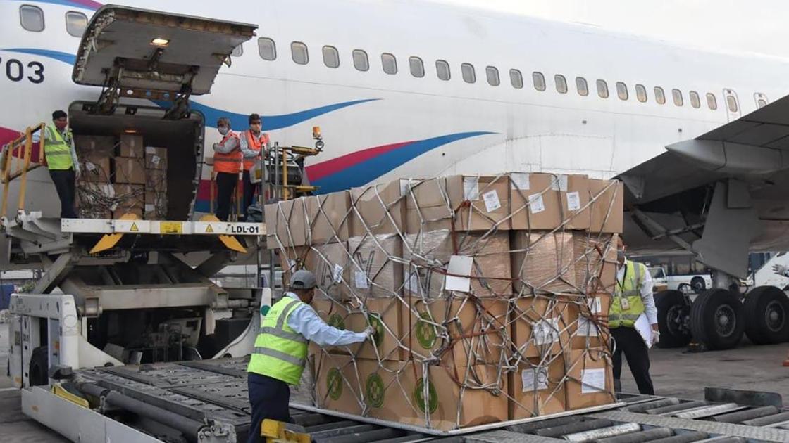 Гуманитарный груз для Индии погружают в самолет