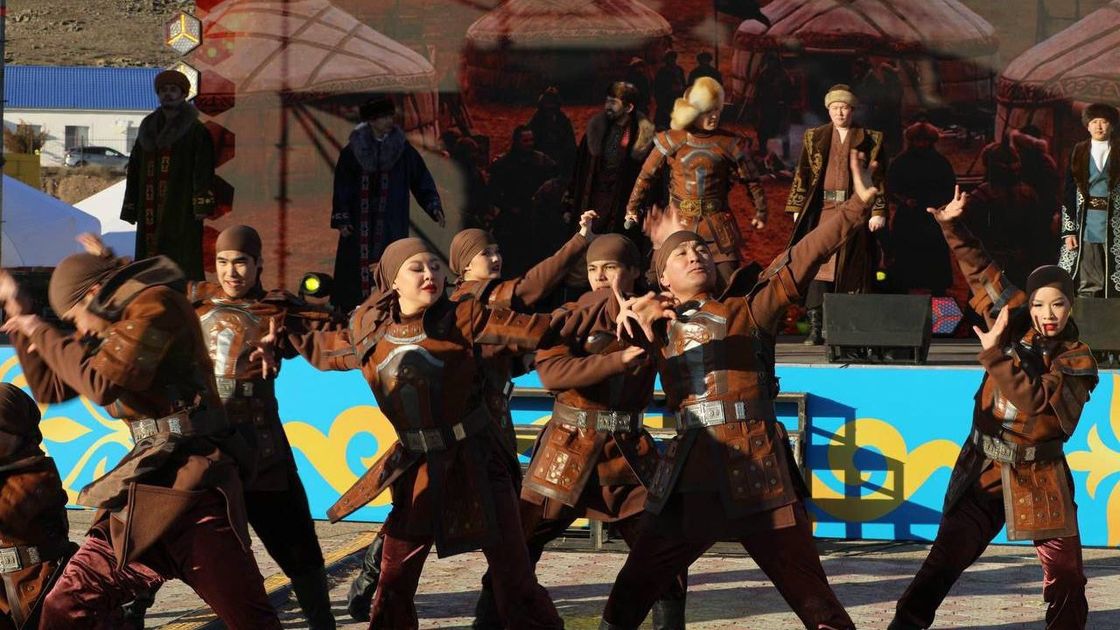 Концерт мангистауских артистов у подножия горы Отпан