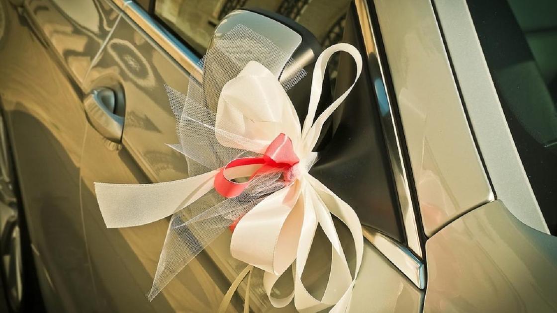 Бантик на свадебном автомобиле
