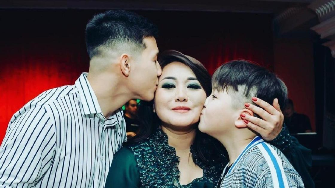 Акбота Керимбекова с сыновьями