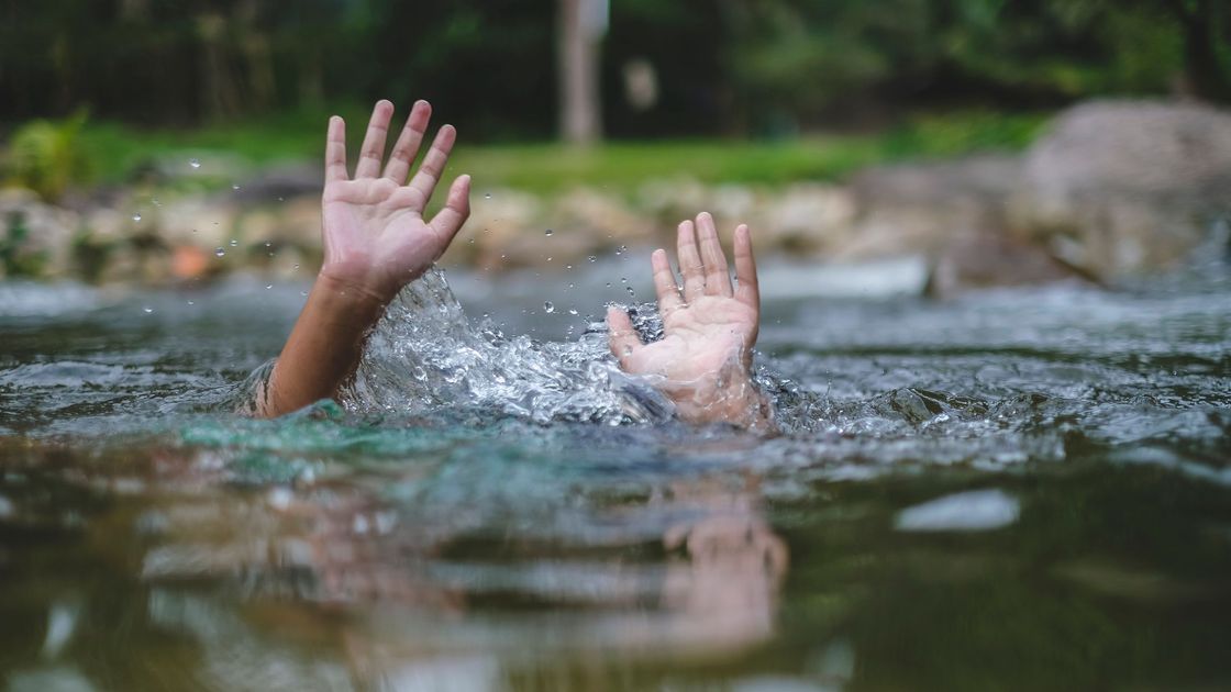 Ребенок тонет в воде