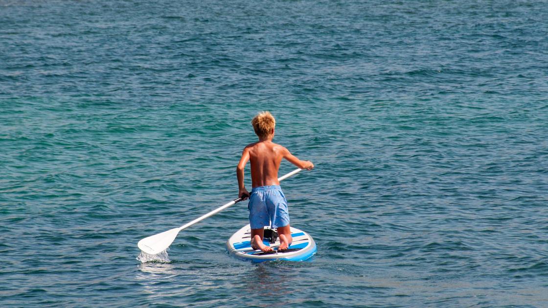 Мальчик на сапборде