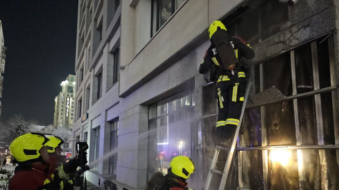 Пожарные тушат пожар