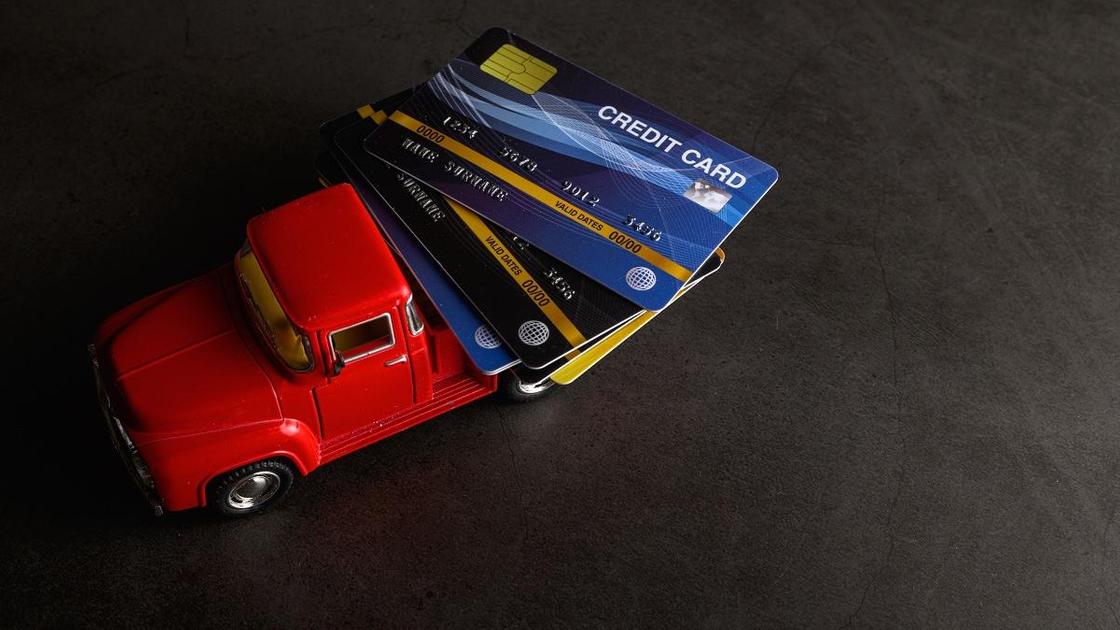 Банковские карточки лежат на игрушечной машинке