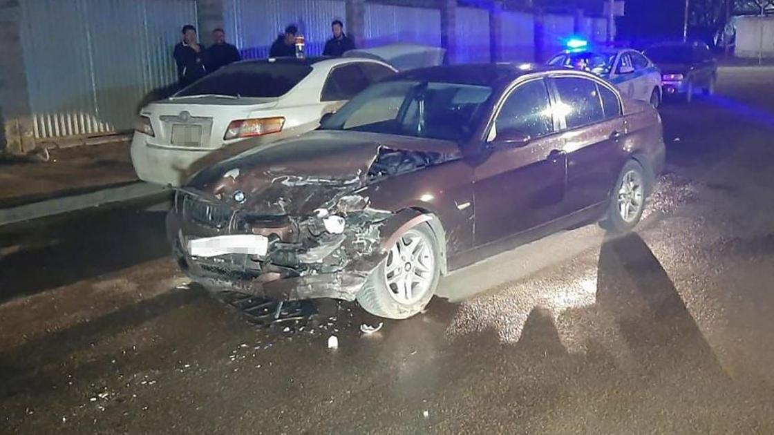 Машина, поврежденная в аварии в Алматы