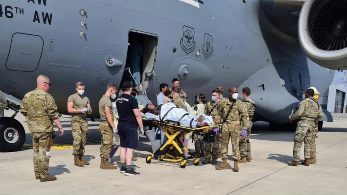 Военные медики США перевозят мать и новорожденную в больницу