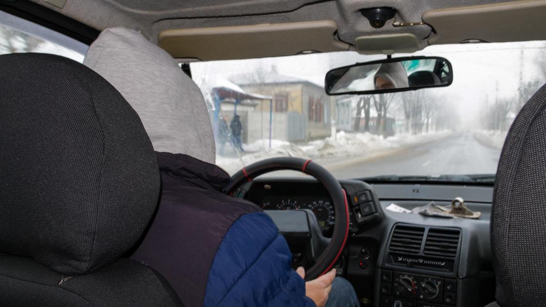 Водитель на авто зимой