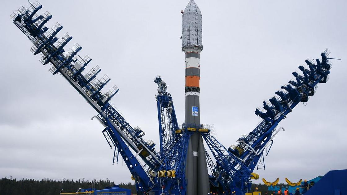 Установка ракеты-носителя на космодроме Байконур