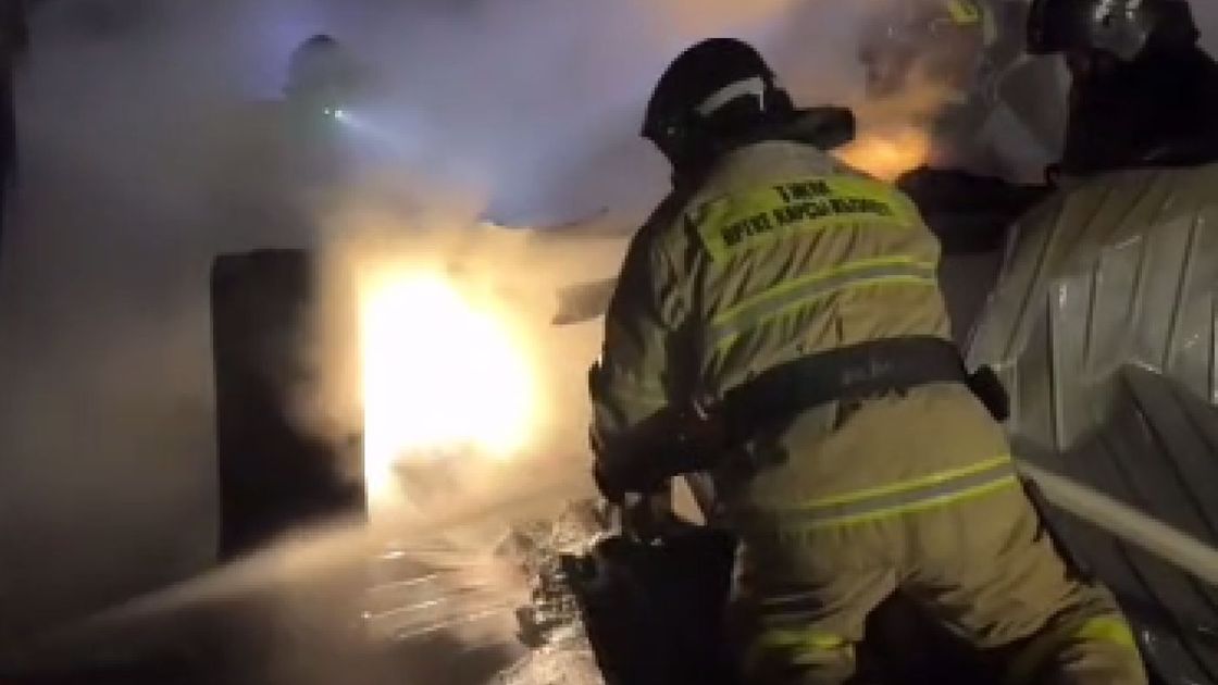 Пожарные тушат возгорание