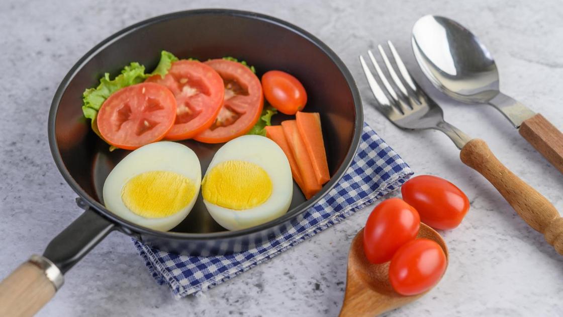 Яйца и овощи в сковороде