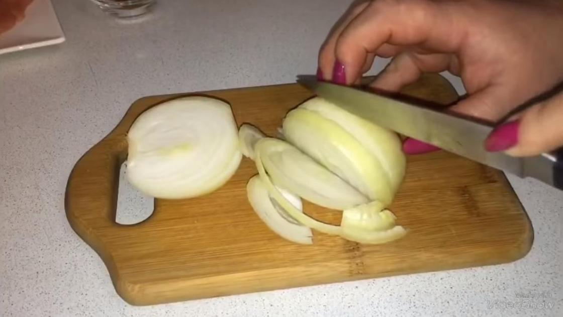 Нарежьте лук полукольцами