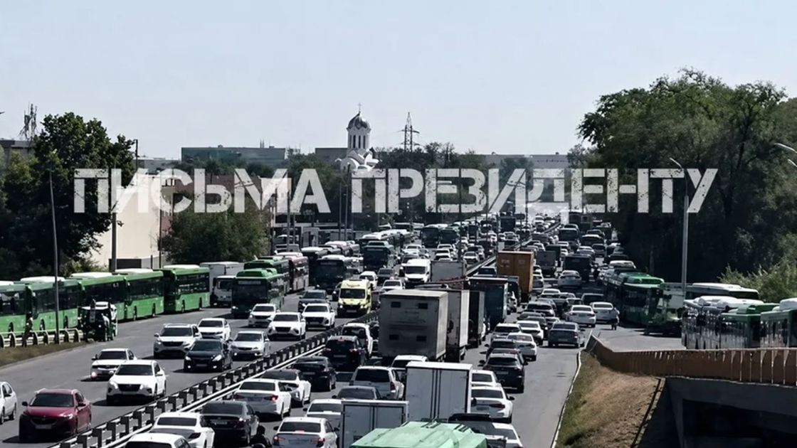 Кезекте тұрған автобустар