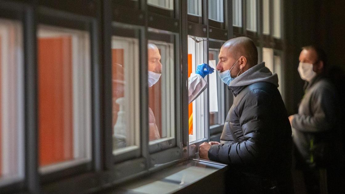 мужчина стоит у окна мужчина стоит у окна
