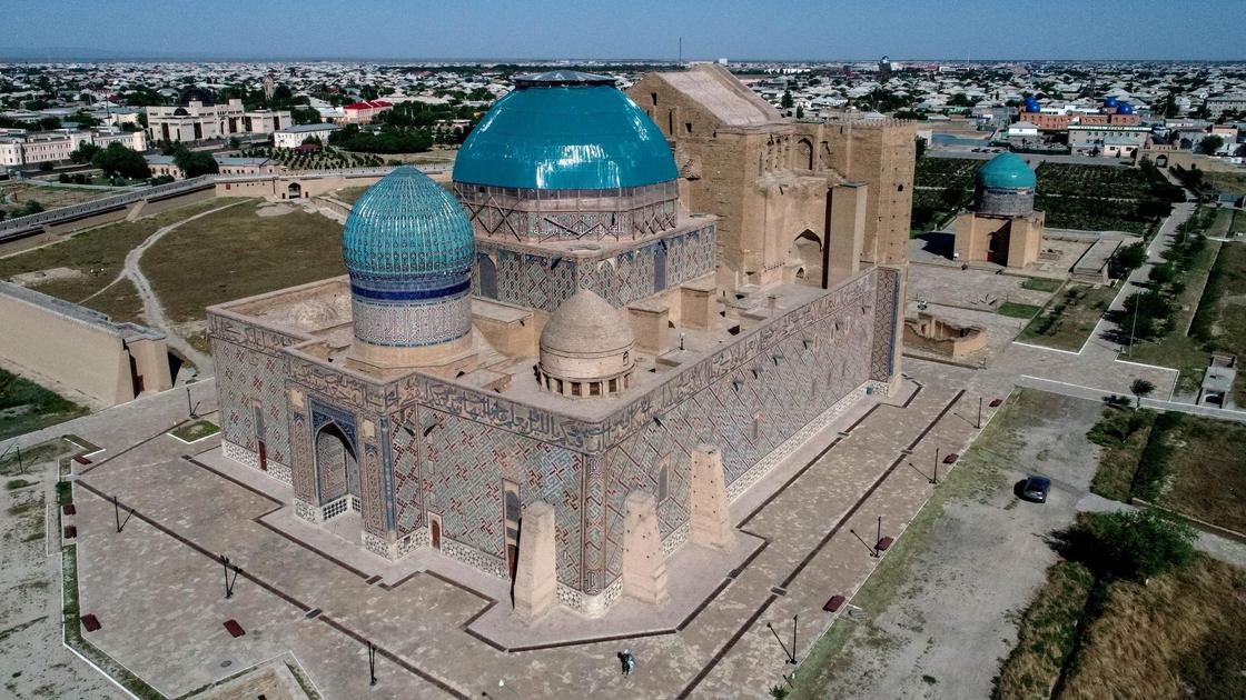 Вид на мавзолей Ходжи Ахмеда Ясави в Туркестане
