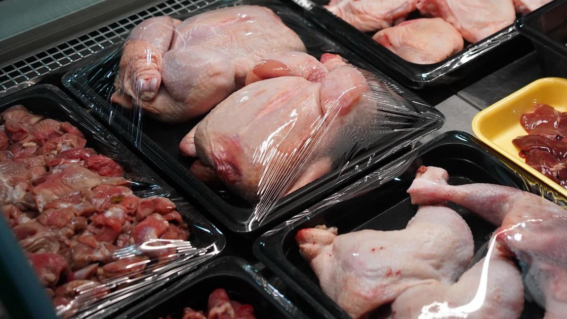 Мясо лежит на прилавке в магазине