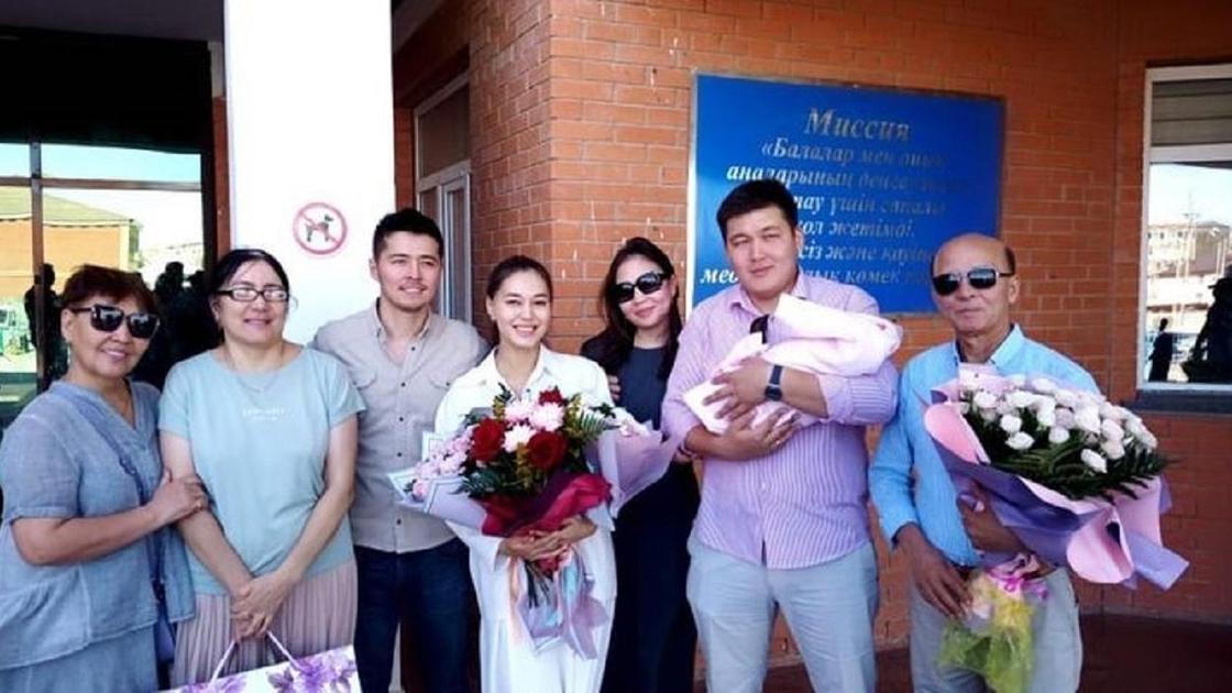 Динара Бактыбаева с мужем и родными