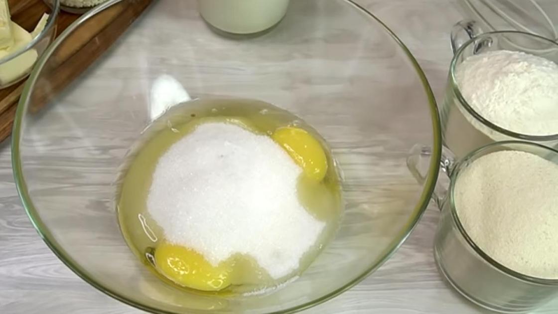 В стеклянной миске яйца с сахаром