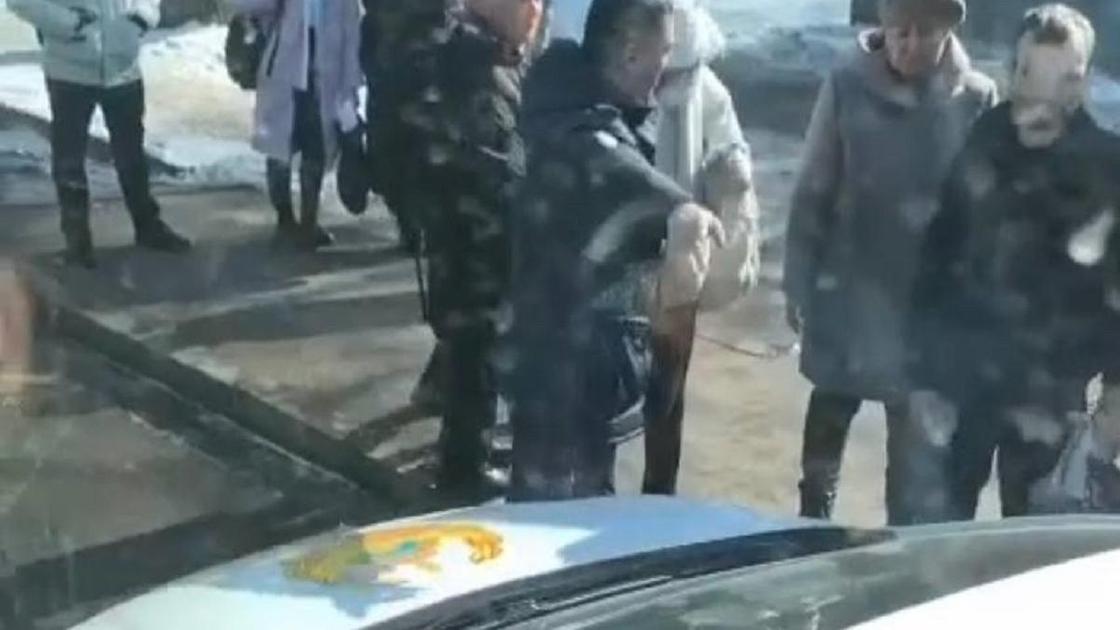 Полицейский и люди на остановке в Алматы