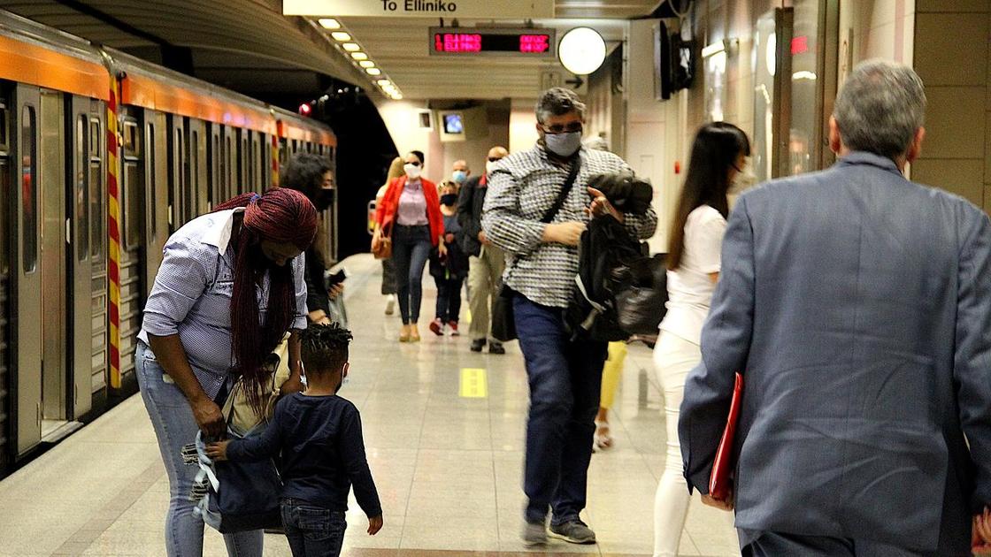 Группа людей в масках в метро