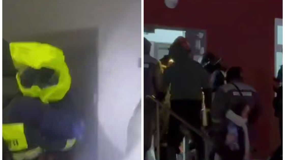 Спасатели выводят людей