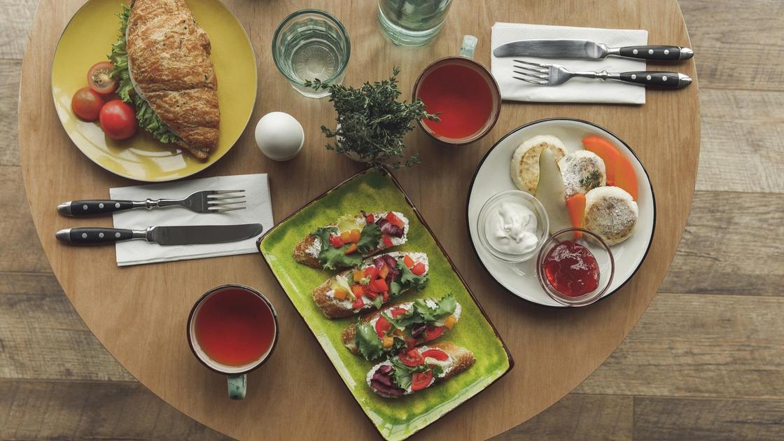 Тарелки с едой и приборы на столе