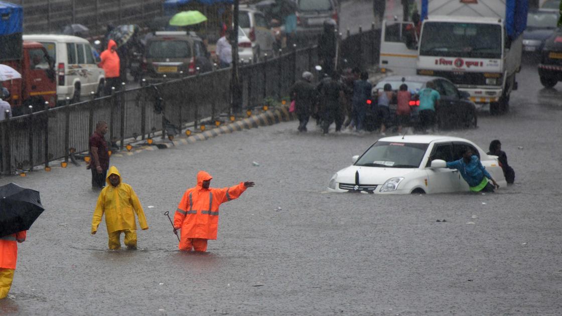 Затопленная дорога в Мумбаи