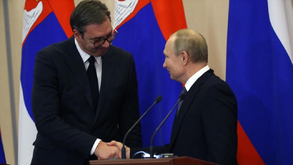 Александр Вучич пожимает руку Владимиру Путину
